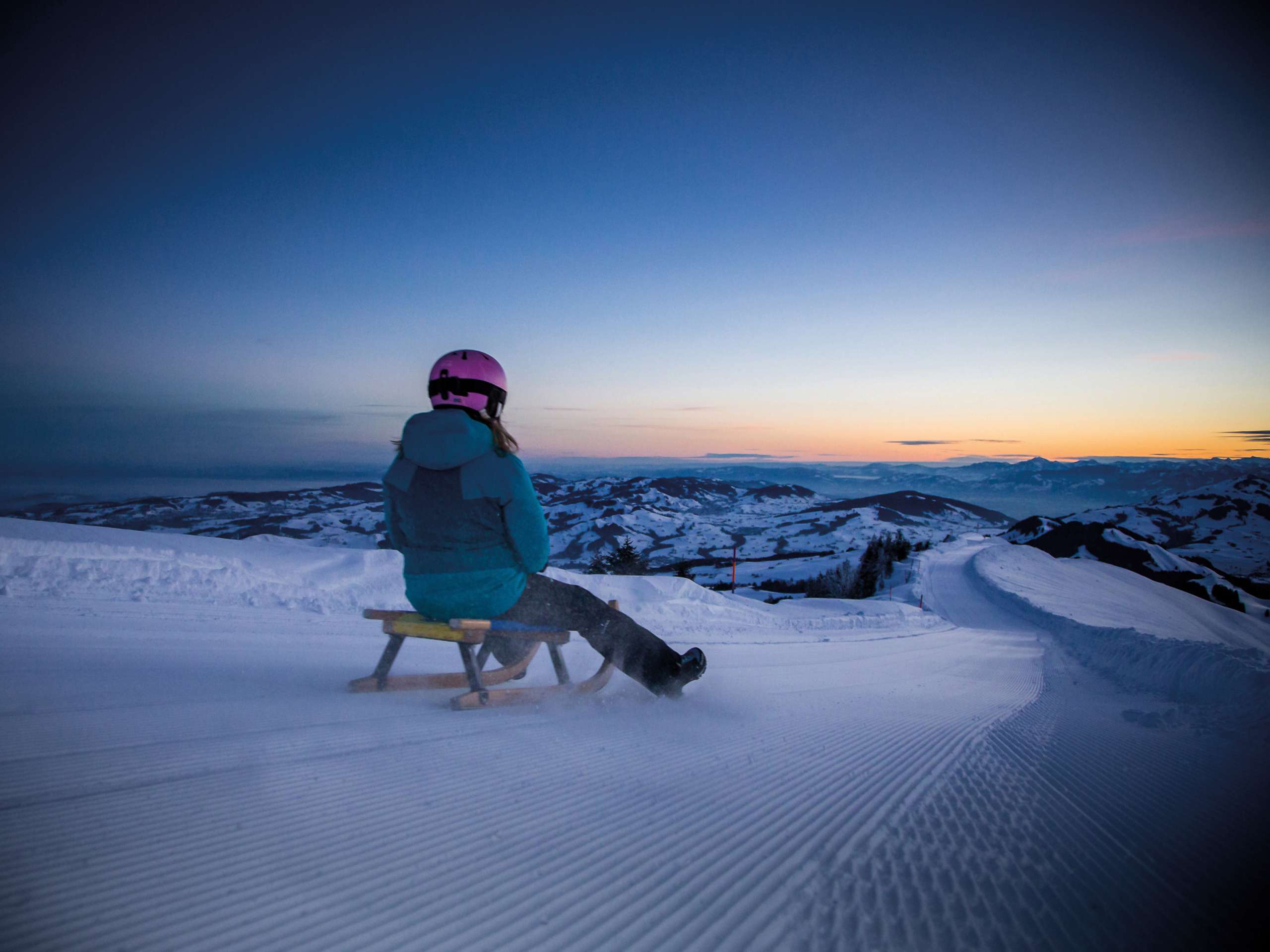 Mit rund 7 Kilometern Länge ist der Schlittelweg vom Gipfel zurück zur Talstation nicht nur der längste der Ostschweiz. Er ist auch einer der abwechslungs- und aussichtsreichsten. Den Startpunkt beim Gipfelkreuz erreichst du bequem mit der Luftseilbahn. D